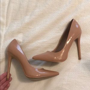 Nude pumps